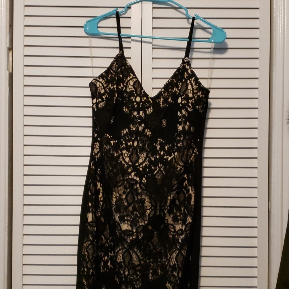 Stretch bodycon lace dress